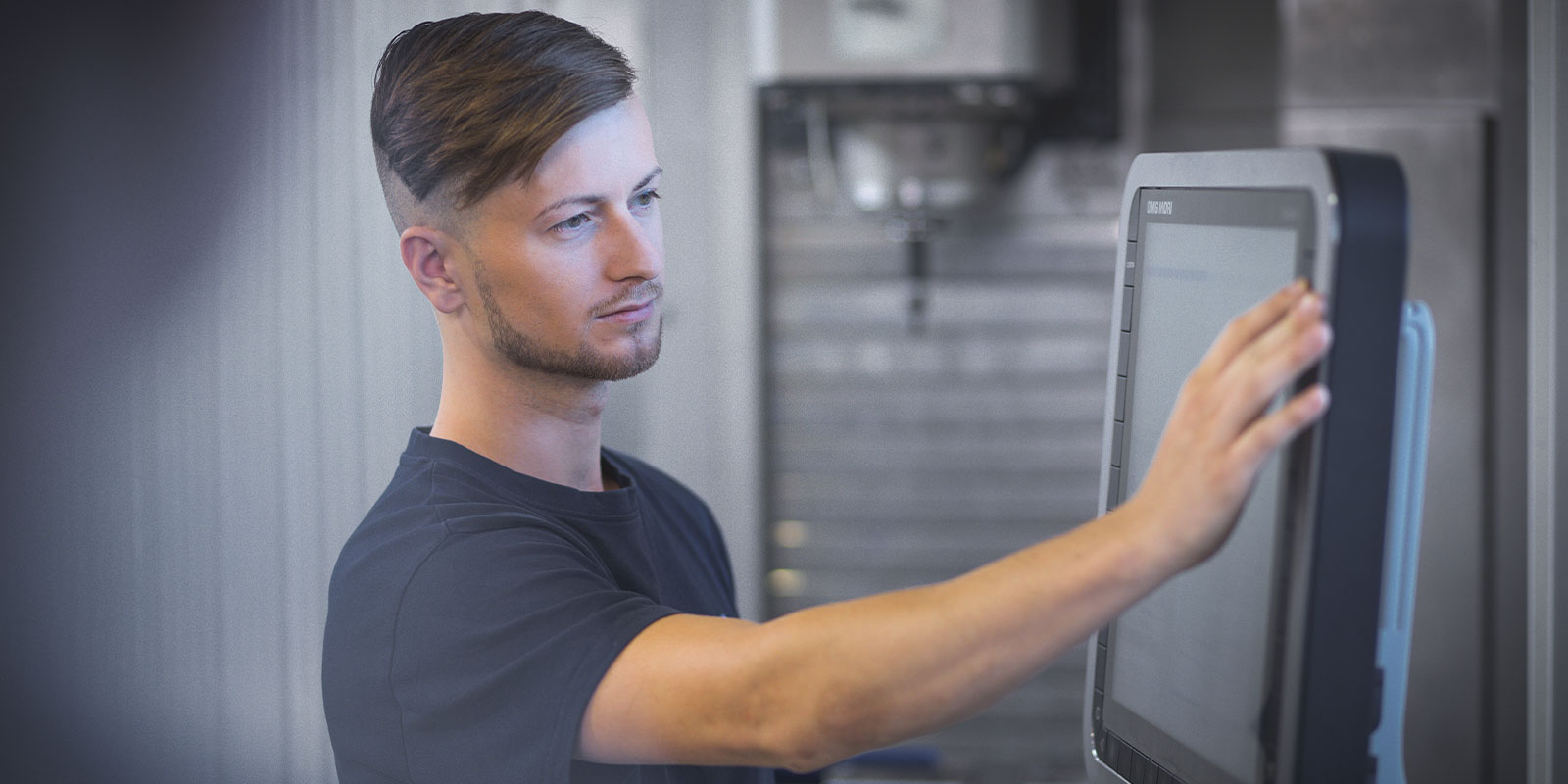 Beispielbild eines Zerspanungsmechanikers (m/w/d) bei der Arbeit