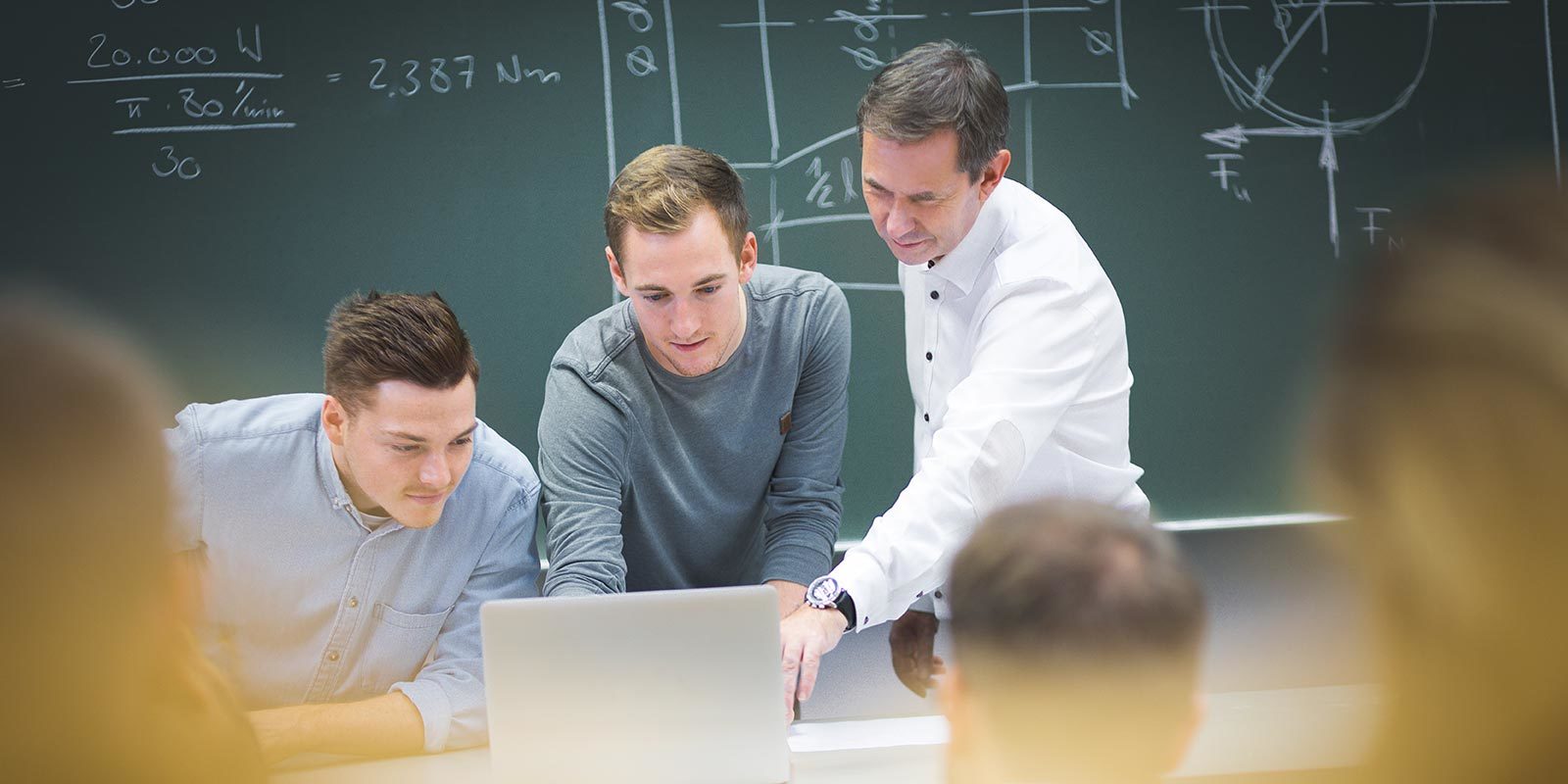 Beispielbild von Studierenden im Hörsaal mit Professor