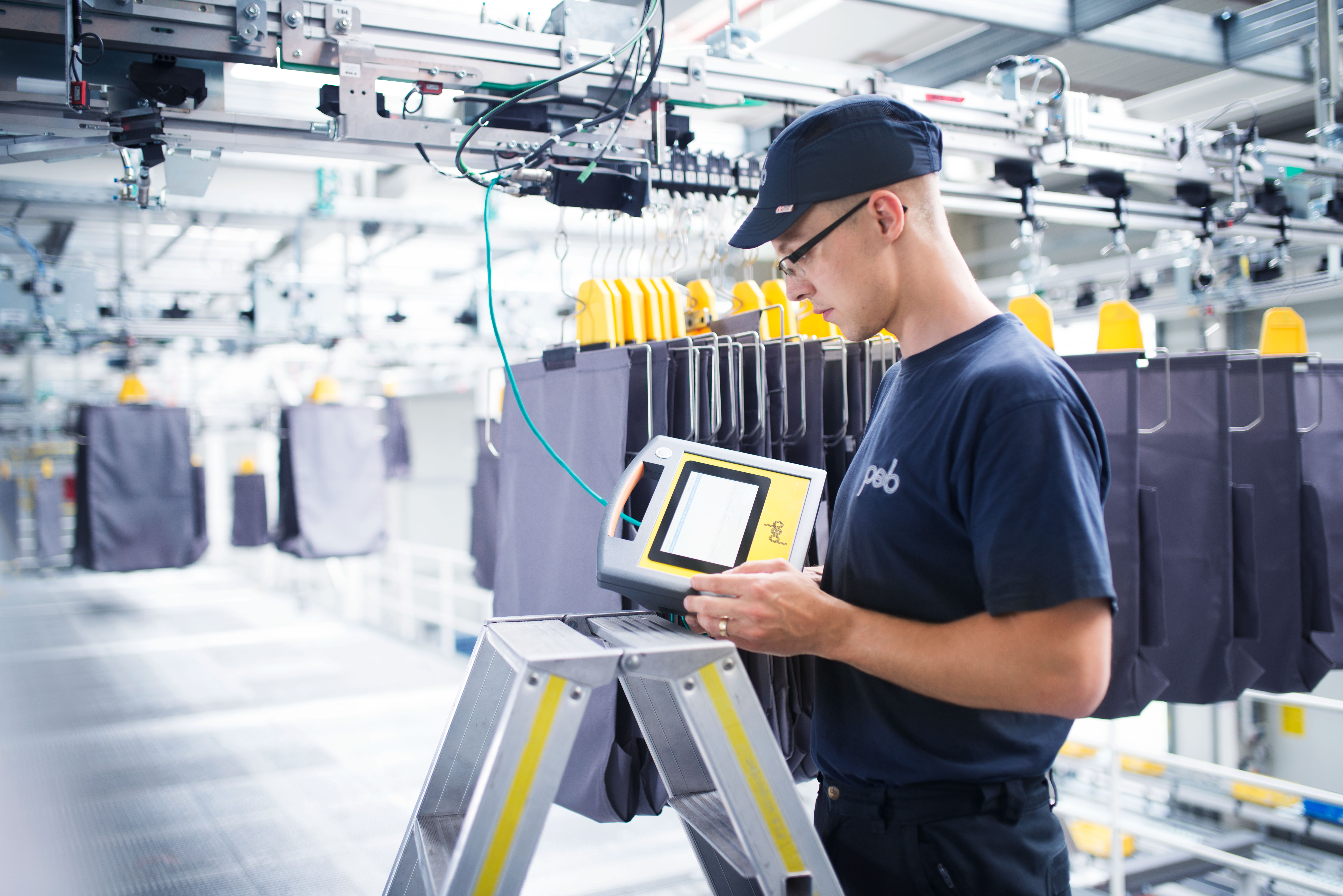 Beispielbild Elektroniker für Automatisierungstechnik (m/w/d) bei der Arbeit mit automatischen Sortiersystemen