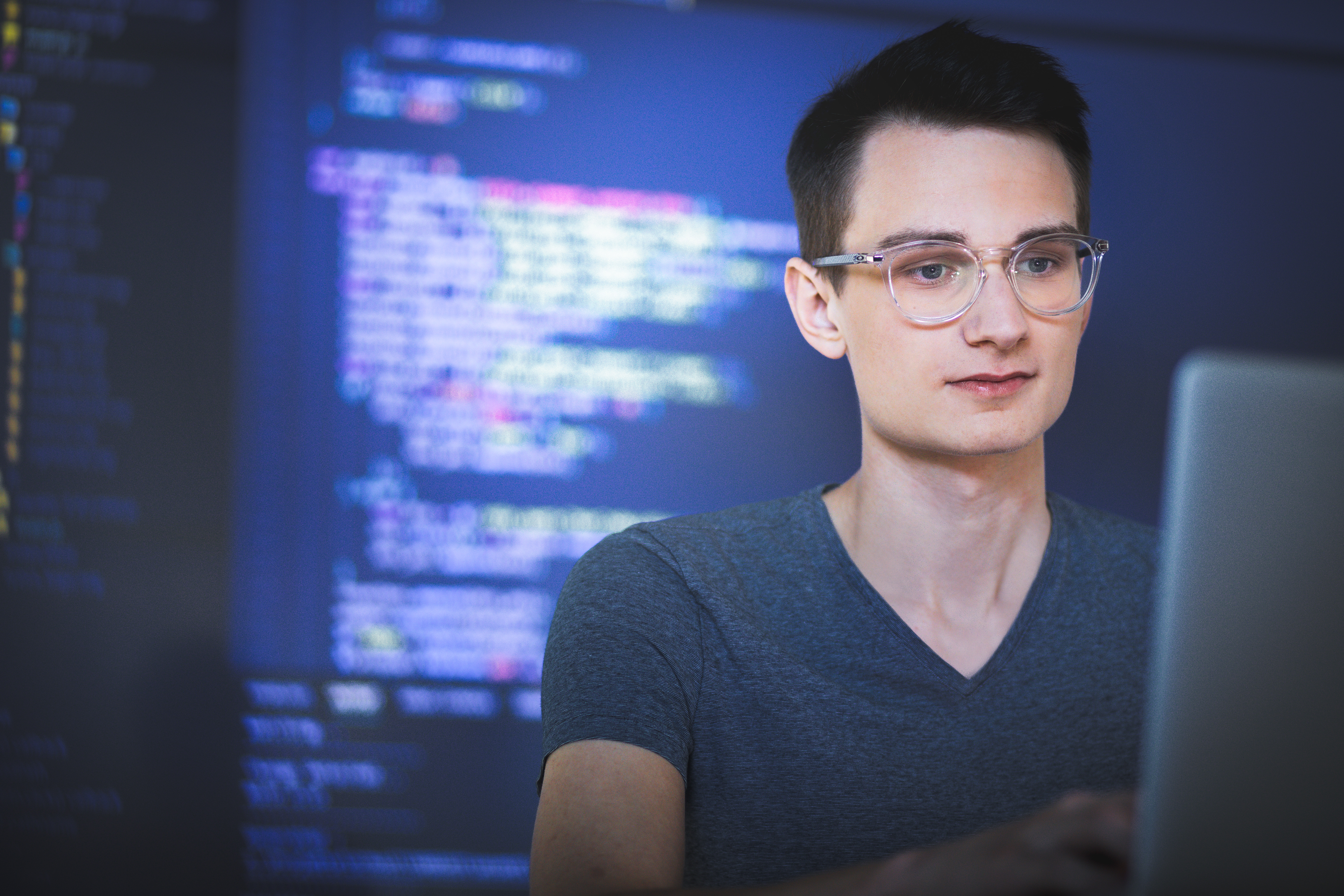 Beispielbild Fachinformatiker für Anwendungsentwicklung (m/w/d) bei der Arbeit mit Elektronikbauteilen