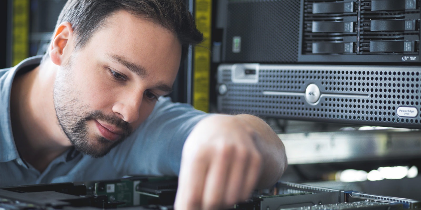 Beispielbild Fachinformatiker für Anwendungsentwicklung (m/w/d) bei der Arbeit mit Elektronikbauteilen