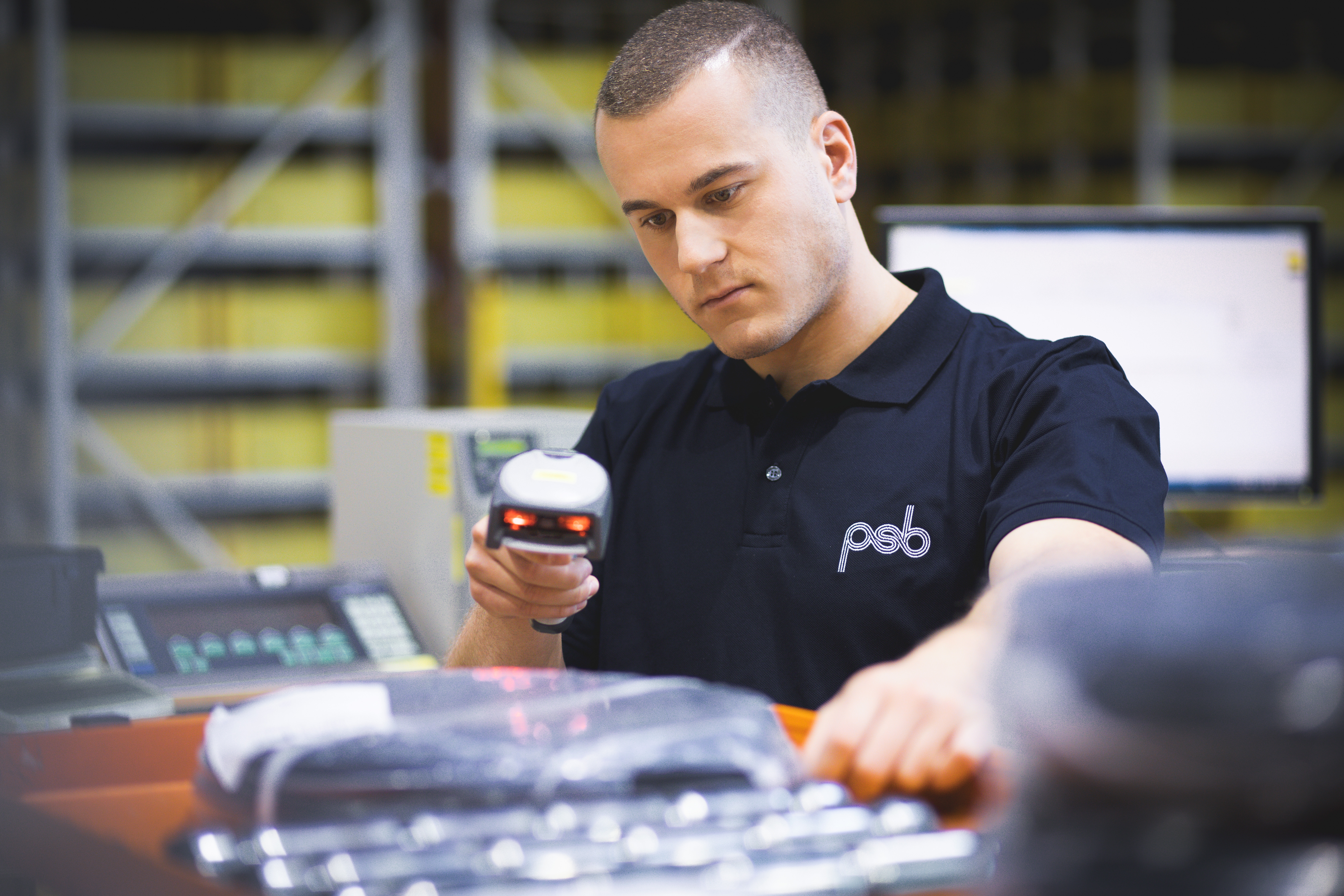 Beispielbild Fachkraft Lagerlogistik (m/w/d) bei der Arbeit mit automatischen Lagersystemen