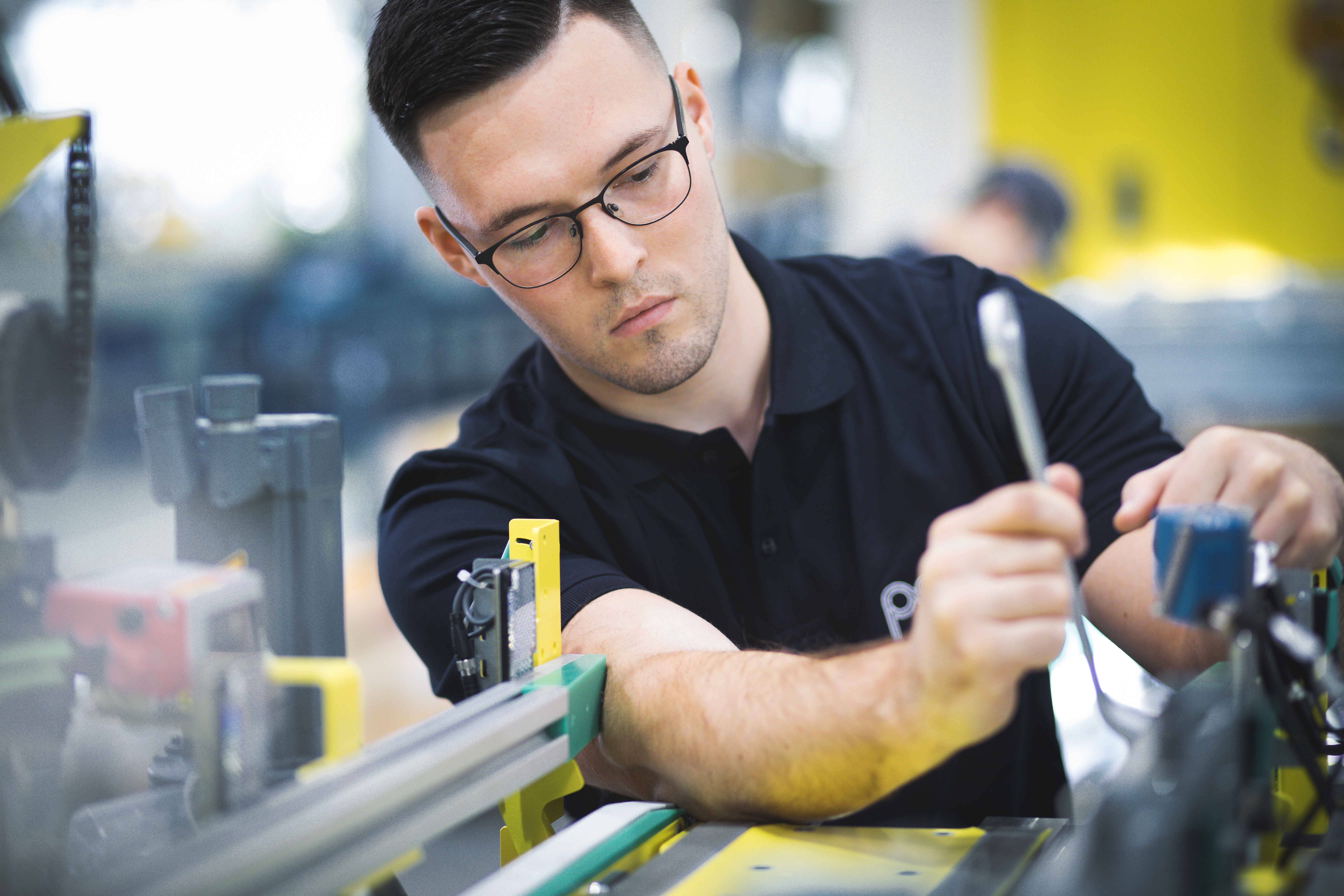 Beispielbild Industriemechaniker (m/w/d) bei der Arbeit