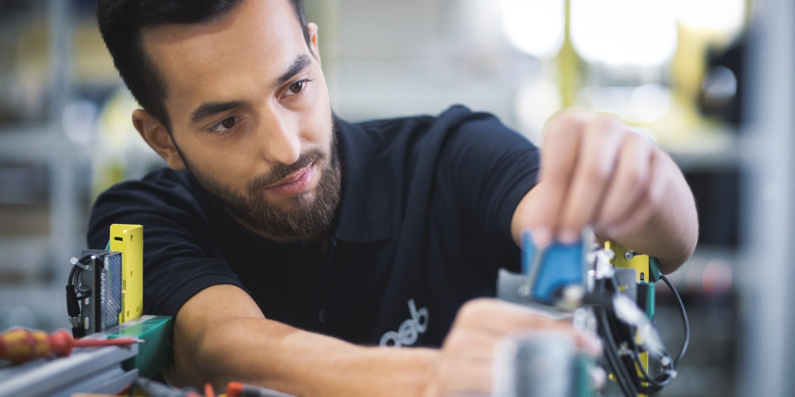 Beispielbild Mechatroniker (m/w/d) bei der Arbeit an Elektronikkomponenten