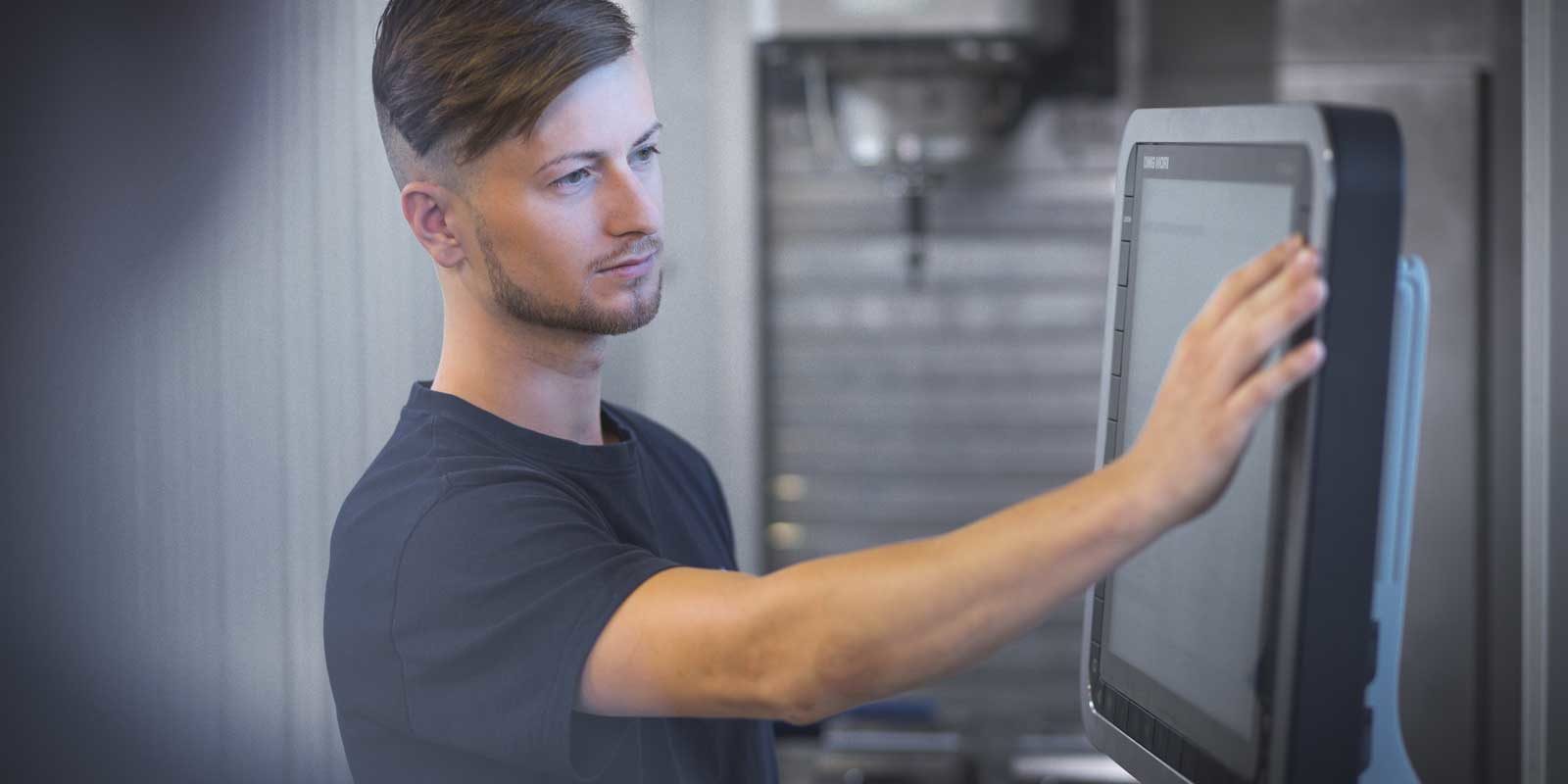 Beispielbild Zerspanungsmechaniker bei der Arbeit an einer Zerspanungsmaschine