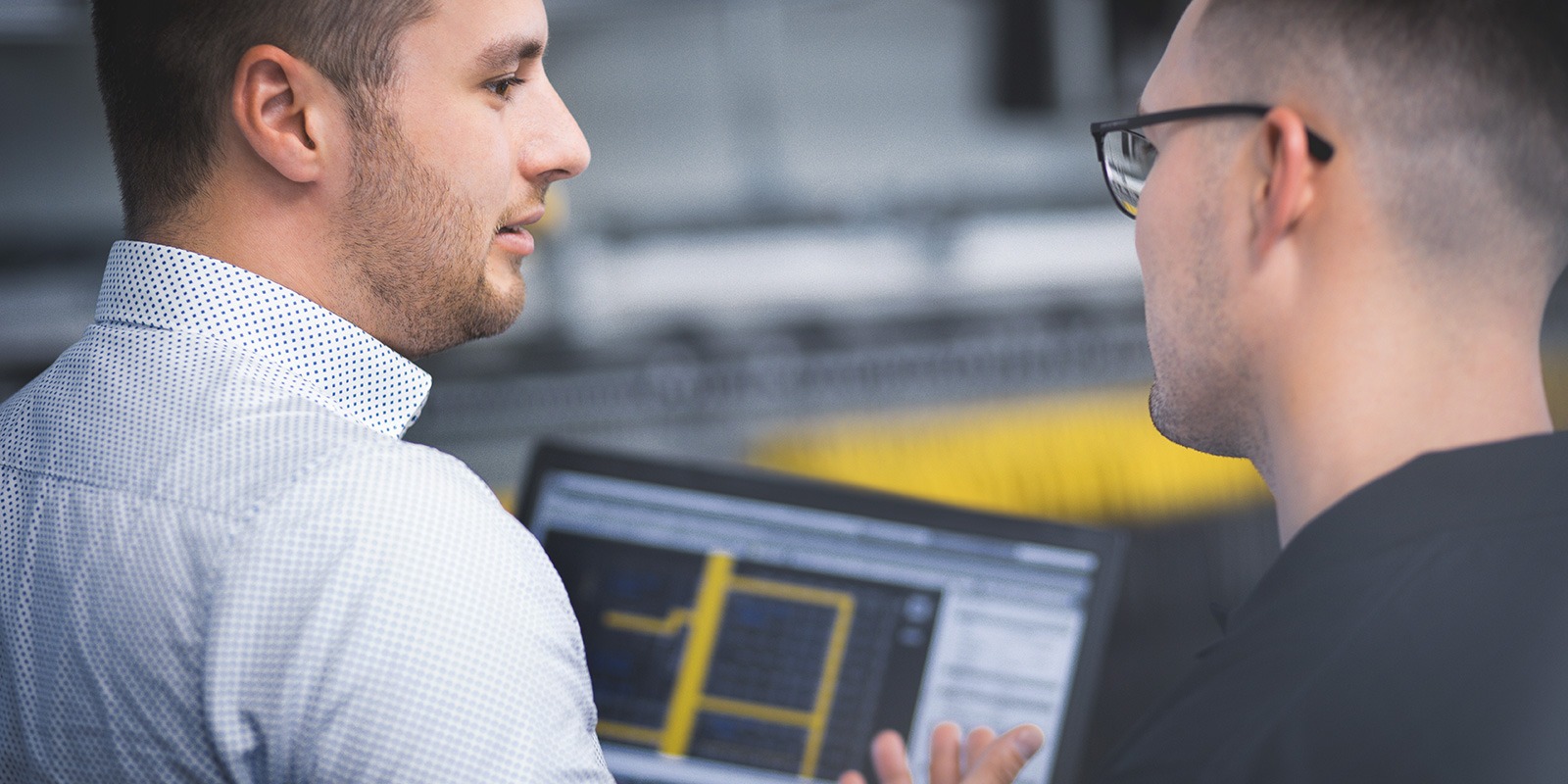 Beispielbild eines Simulation Engineer (m/w/d) für die Projekt- und Anlagenplanung beim Austausch mit Kollegen