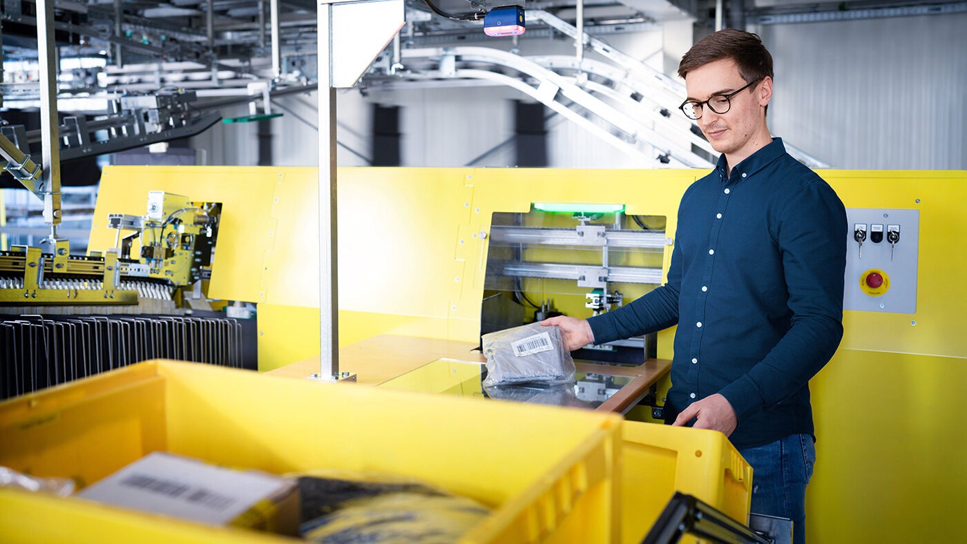 Arbeitsstation am Taschensorter zur Bearbeitung und Sortierung von Retouren und Einzelteilen